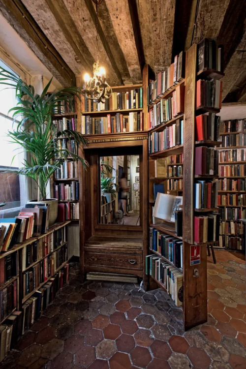 gneebee: Shakespeare and Company Book Store - Paris Photo credit © Horst Friedrichs.