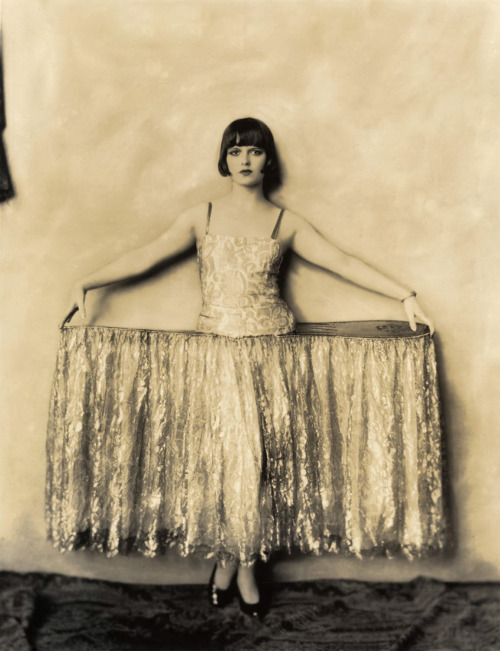 fawnvelveteen: Portrait of Louise Brooks for the Ziegfeld Follies publicity by Alfred Cheney Johnsto