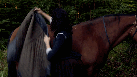 lulu-tan79:  “Why do the horses love Caitriona more?” (Other than mints, I do love Claire/Cait’s way of stroking horses – so gentle and soothing.) 