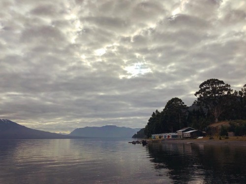 lake life . . . #chile #lakedistrict #mytinyatlas #cabins #lakefront #lago #clouds (at Ensenada, Los