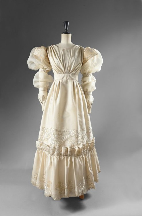 fripperiesandfobs: Wedding dress, 1830-35 From Drouot  