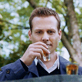 pearsonspecterlitt:  Harvey Specter + drinking 