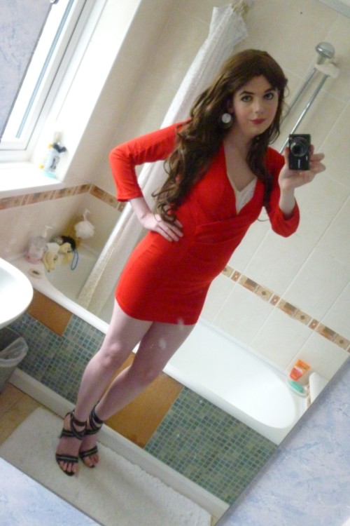 lucy-cd:  PicturesGorgeous new red business dress, I love it so much <3  J'adore ça page❤❤❤elle est trop trop belle❤❤❤