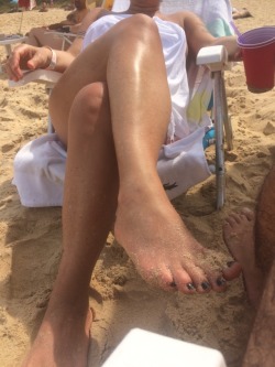 casalll40:  Esposa na praia, oq e vcs acham? 😏 wife at beach 😏 what you think?