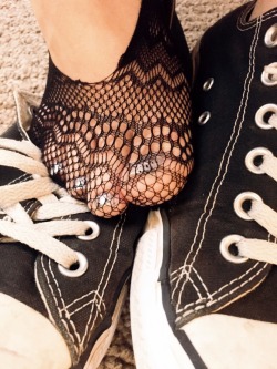 toesofyourown:  〰Converse and lacy socks kinda girl〰