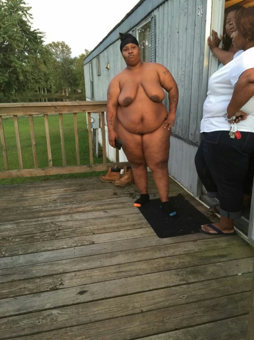 lastofthedinosaur: lordbear1: ratchetmessreturns: Meanwhile in Henderson, North Carolina, side piece