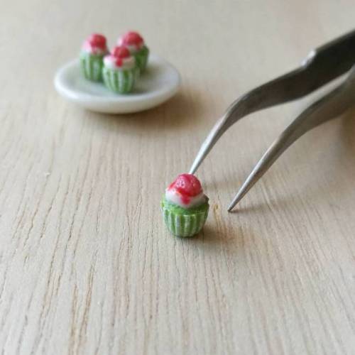 Zombie-snack cupcake. Made from polymer clay, in 1:12 scale. #minifood #tinyfood #miniaturefood #dol