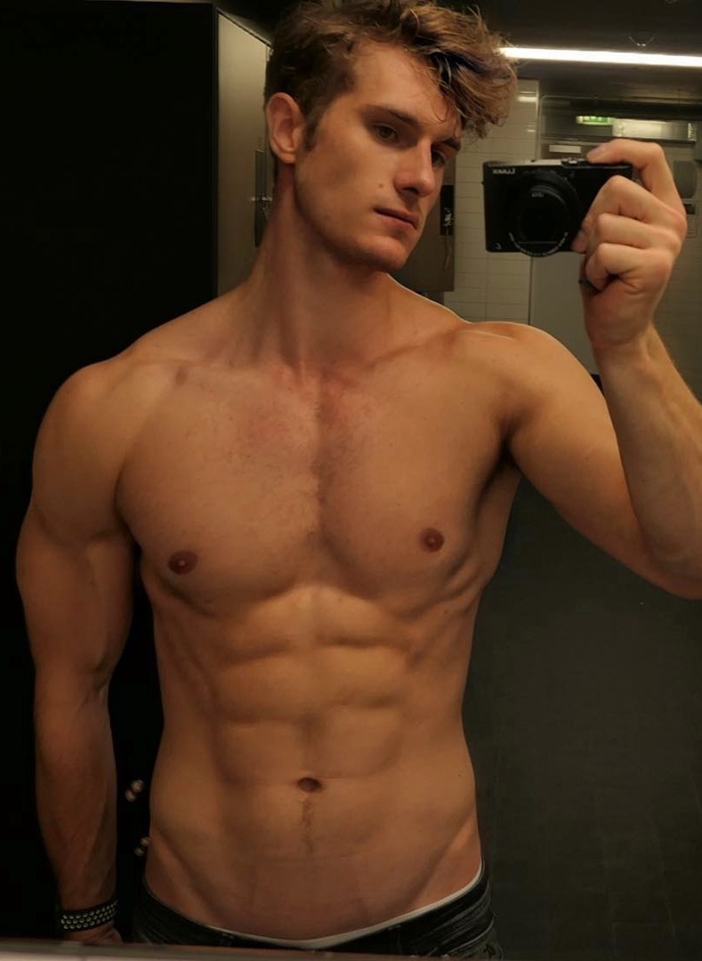 nickysticky69:let-sfuck:wvilldog:  sexyfantasybro:     I’ll spot you bro    Hot