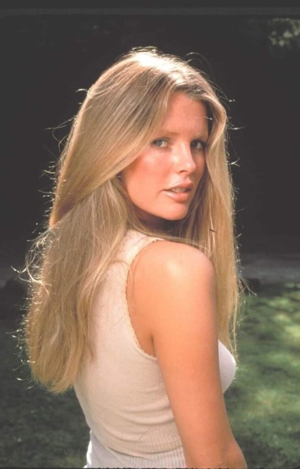 Please reblog and follow The Hottest Hollywood Celebs 
Kim Basinger