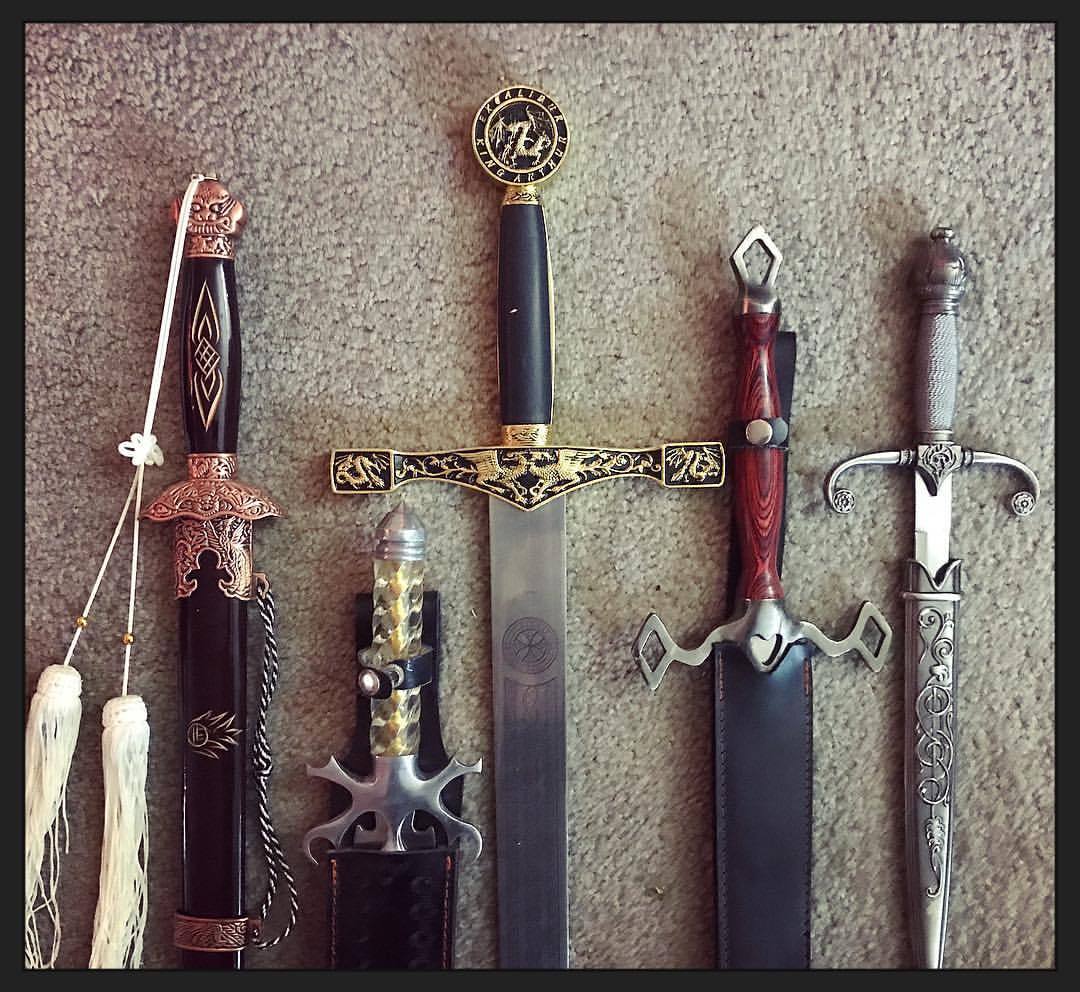 I can’t wait to have a house to be able to display my babies & continue adding to them ❤️⚔️❤️ #swords #swordcollection #dagger #nerdalert #mybeauties #apartmentstruggles