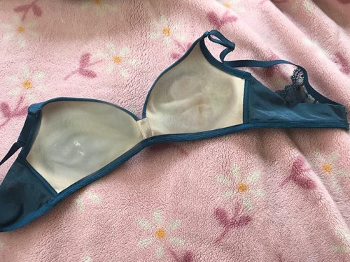 a151-xxx: おはようございます♡何度も殿の熱く欲望に満ちた精液を浴びたブラ♡もちろん洗濯することも許されず私のだらしなく拡がったガバガバおまんこからあふれ出た牝汁のシミも広がっています♡ワキ汗