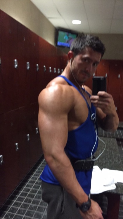foodwontbetrayyou:  jtl4:  Just to let yall know I have put 25lbs on in four days…  👆👆👆  I wish I was this lean again 😢