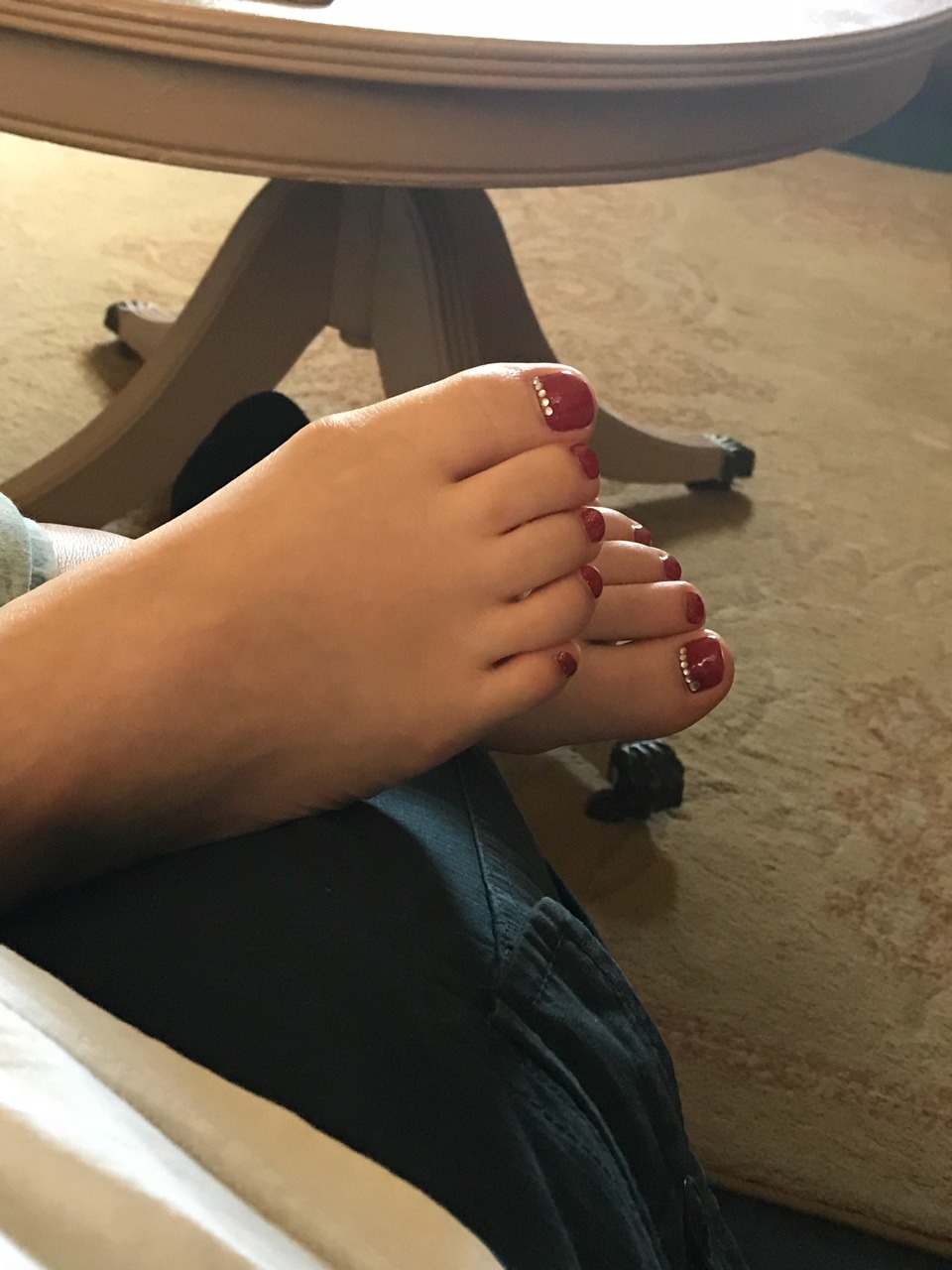 fantasys96:  This made me so hard. My gfs feet