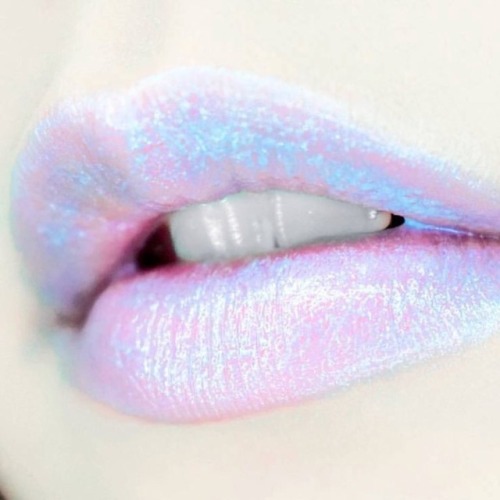 black-and-bubblegum:Loving this frosty lip color!