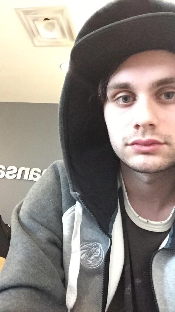 hotdamn5sos:  @Michael5SOS: been waiting hours for a flight and I’ve progressively
