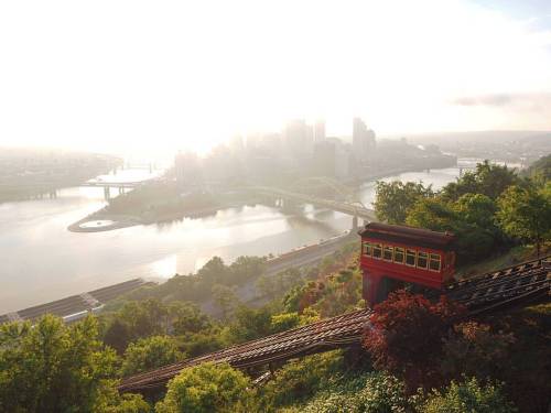 Overexposed early morning #duquesneincline #sunrise #pittsburgh #steelcity #burgh #incline (at Duque