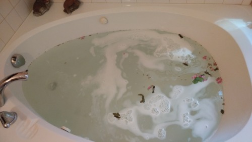 tea-and-crystals: “Finals fucking suck and im screaming” bath spell  -Epsom salts -rose petals  -sag