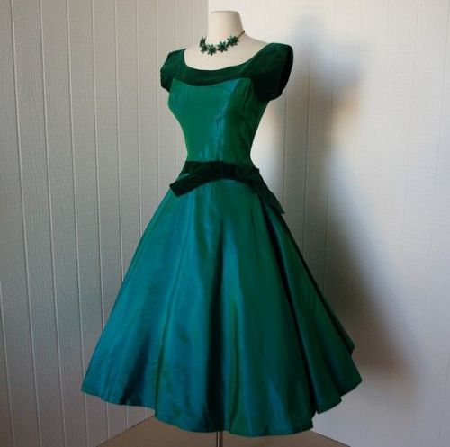agentsex: youinspireyourself: retro-girl811: Emerald Cocktail Dresses The colour, the fabric, the cu