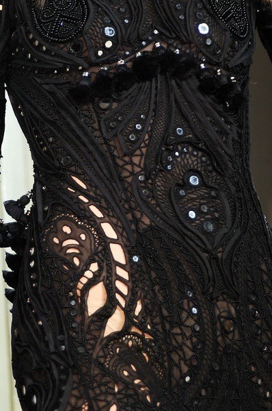villain-fashion:  notordinaryfashion:  Emilio Pucci - Detail  ❤ 