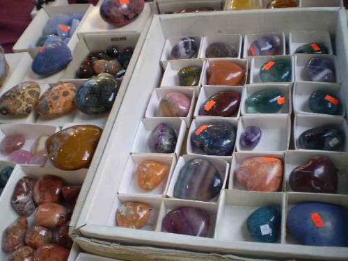 Products made of polished minerals and stones offered for sale during Lwóweckie Lato Agatowe (Lwowek