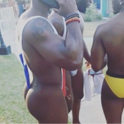 thickumsandthangs21:  Pool Party