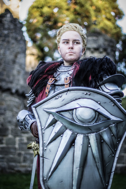 bonesonmyface:New photos of my Cullen Cosplay, together with my sword and shield. <3Cullen | ph