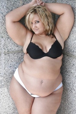 bbwnudists:  http://bbwnudists.tumblr.com/  Wow