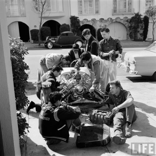 Car club working on a hot rod(Nat Farbman. n.d.)