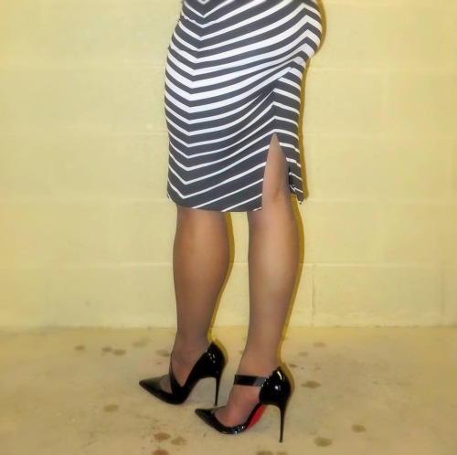 I wore a @bebe_stores skirt, @leggsbrand @leggsbyhanes &ldquo;Silken Mist&rdquo; control top pantyho