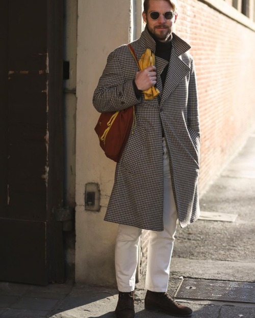 Yellow details | Erik on the streets of Florence during Pitti Uomo 95 • • • #streetstyle #wgsn #flor