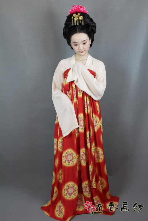 Traditional Chinese clothes, hanfu by 沉香画舫.  See previous post of 沉香画舫 HERE.  Their style tends to b