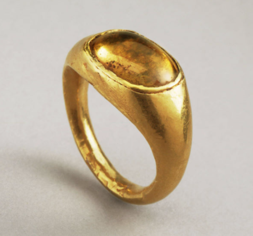 Hellenistic gold ring with a citrine cabochon, dated to the 2nd to 1st centuries BCE. 