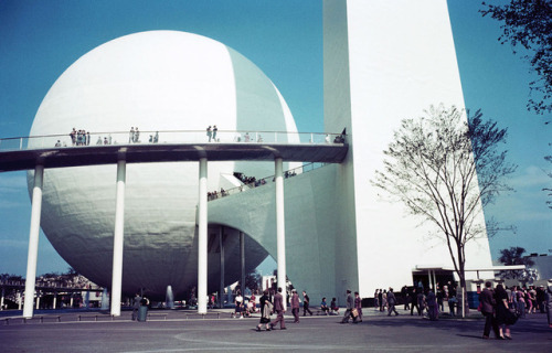 newyorkthegoldenage: burningstandard: Color Photos of the 1939 New York World’s Fair Source: T