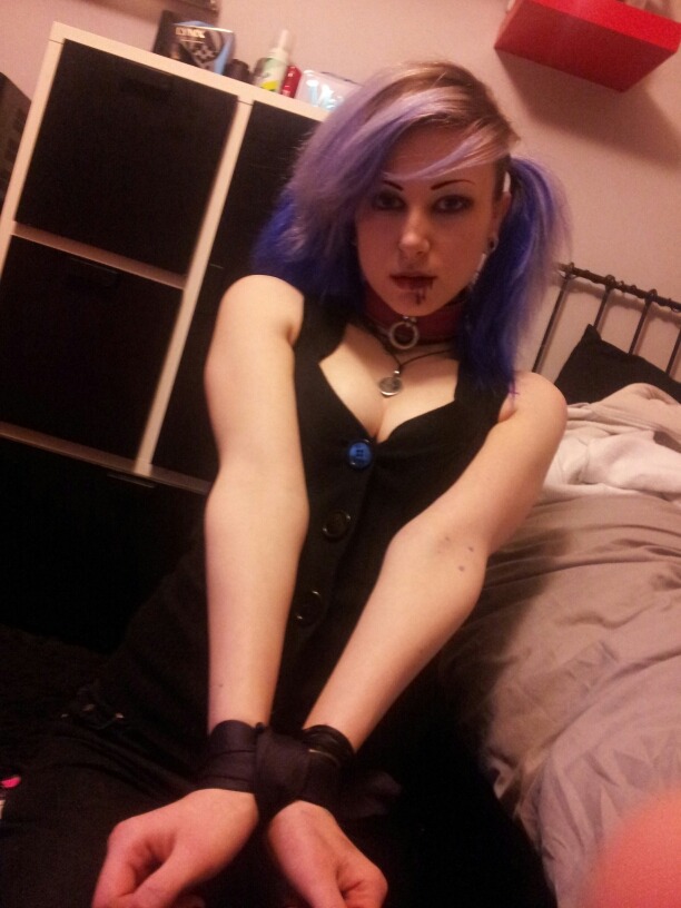 kinkyselfshot:  daddyknowsbestx:  Training a dear submissive friend in order to find