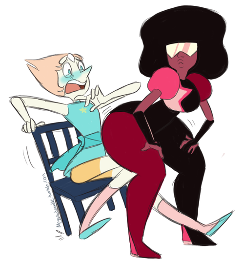 meggadoodle:thewonderpetsvevo:2wizards1wand:  at this point i’m going to guess that pearl and garnet’s fusion dance is just going to be anaconda with pearl in the chair  Oh my god  