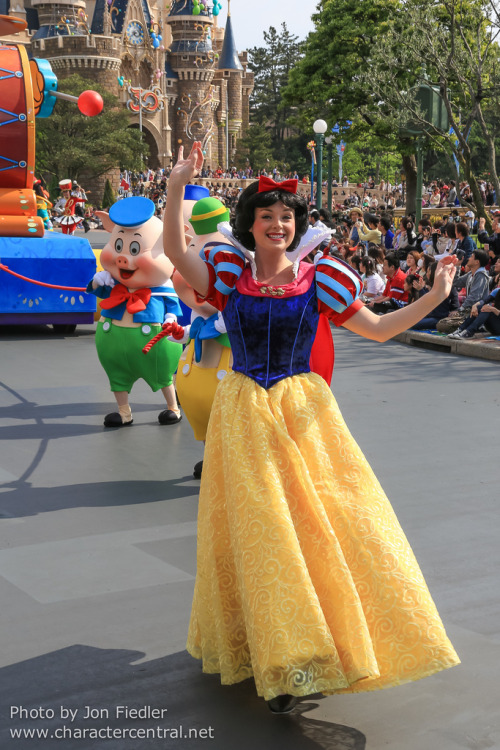 snowsomewhere:I love this dress. It’s like the old park dress had a costume baby with the redesign.