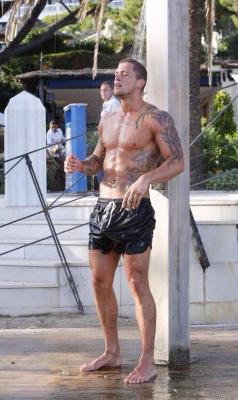 theyarefamousandnaked:  Dan Osborne 