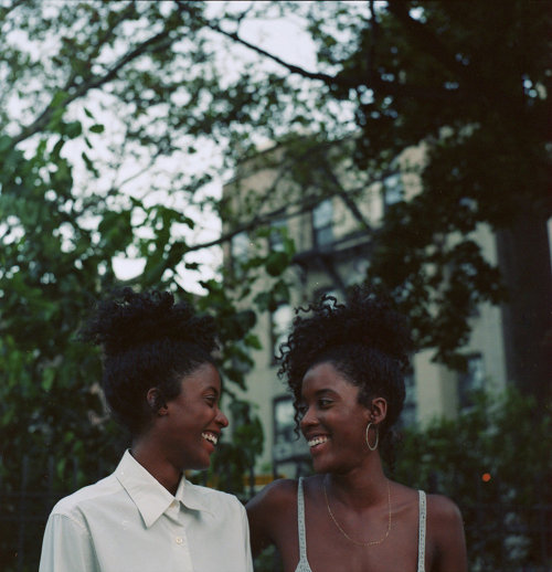 huffingtonpost:  Miranda Barnes’ photos “highlight the warmth and beauty that black women have always represented.” 