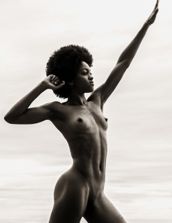 shorthairandbeauties:    Photographer: Kibby Kibwana / Model: Shantel Myers  