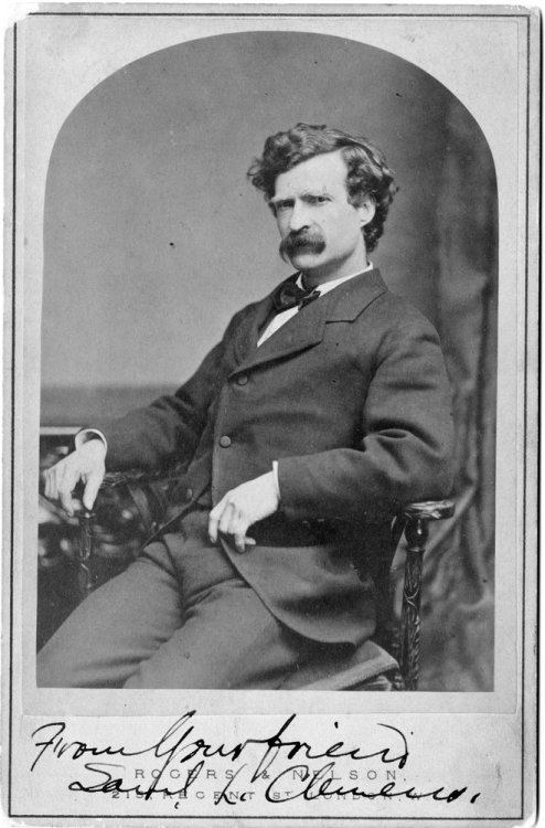 Mark Twain (1) em 1850, quando era um aprendiz de tipografia; (2) em Nova York, 1884; (3) na estação de trem de Hannibal, em junho de 1902; (4) em Londres, 1873; (5) em Washington, 1895; (6) em 1890; (7) em Dollis Hills House, 1900; (8) com John T....