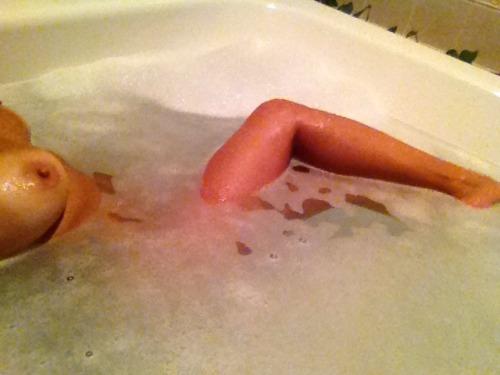 findingmeafter40:  Relaxing with some bubbles on a Sunday night xxx