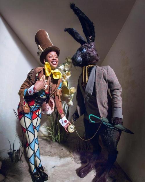 giulia-silvia:    Alice in Wonderland - calendario Pirelli 2018 all black by Tim Walker   SLICK WOODS as the Mad Hatter