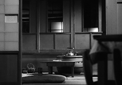 classicfilmblr: TOKYO TWILIGHT (1957)東京暮色