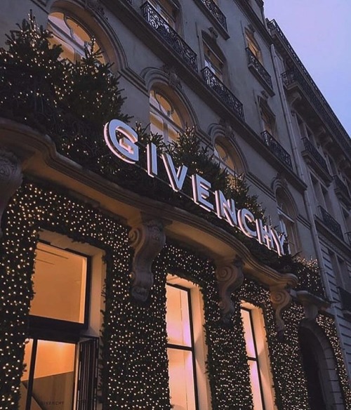 blvck-zoid:Givenchy store at Christmas❄️☃️https://www.instagram.com/p/BrizuOFAMUX/?utm_source=ig_tum