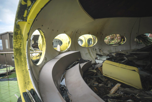 abracatastrofe: elugraphy: 台湾のUFO型ハウスAbandoned UFO houses in Taiwan. ️