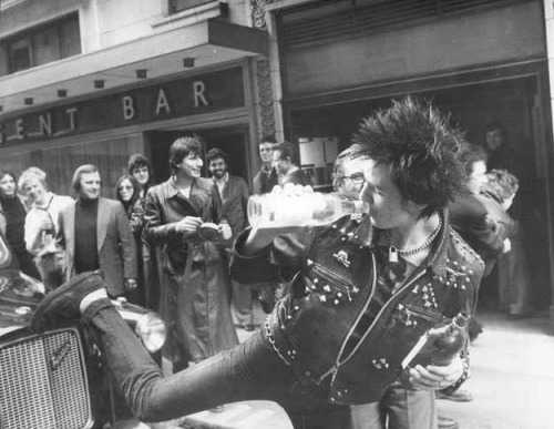 comfortablydone: Sid Vicious of the Sex Pistols, 1977