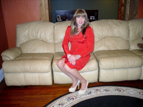 chanellenirok:  A vintage-conservative, red Saks Fifth Avenue dress, big pearl necklace, and tan pumps. A truly luxurious outfit. An evening out or an evening in, I’m Red-y ;)