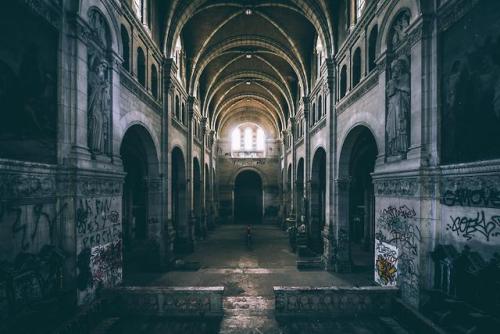 abandonedandurbex:An hour to find how to break in this abandoned church in Lyon, France