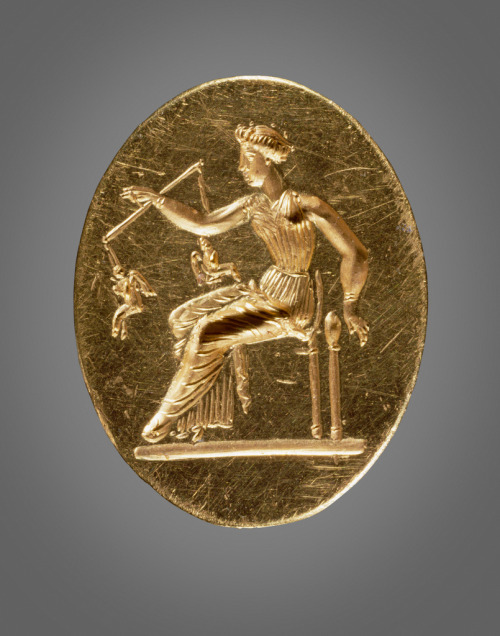 ancientjewels:Gold Greek ring dating to c. 350 BCE depicting an image of the goddess Aphrodite weigh