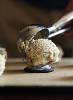 sweetoothgirl:Outrageous Cookies and Cream Cookies  What kinda sorcery is this